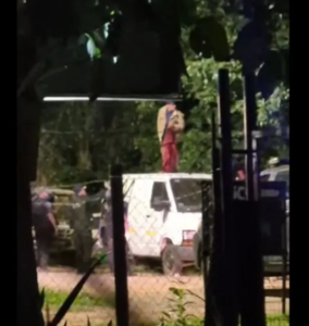 Paso de la Patria: un joven armado con un machete se atrincheró sobre una combi