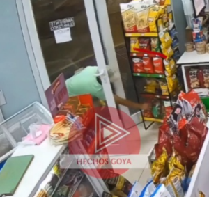 Goya: sujeto filmado robando paquetes de papas fritas en un comercio