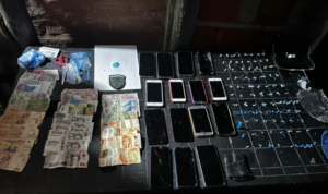 tres detenidos, 102 bolsas de cocaína y 15 celulares: desbarataron un kiosco narco 