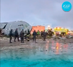 UN AVION HERCULES CAYO EN BOLIVIA, LLEVANDO UN CARGAMENTO DE DINERO QUE GENERO EL CAOS POR QUE LOS HABITANTES CORRIERON A JUNTARLO.