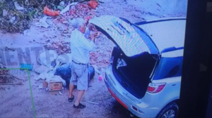 Corrientes: captan a un hombre tirando basura en plena lluvia