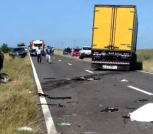 Conductor ebrio chocó un poste y volcó en Corrientes