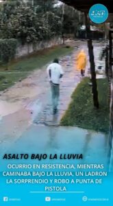 RESISTENCIA: ASALTO BAJO LA LLUVIA, UN LADRON LA SORPRENDIO Y ROBO A PUNTA DE PISTOLA