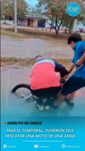 INSÓLITO EN CHACO: TRAS EL TEMPORAL, TUVIERON QUE RESCATAR UNA MOTO DE UNA ZANJA
