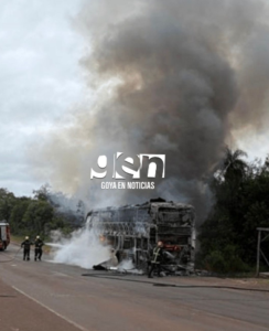 Se incendió un colectivo Crucero del Norte sobre ruta 103