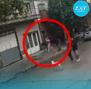 Una adolescente apuñaló a un compañero en la puerta de la escuela