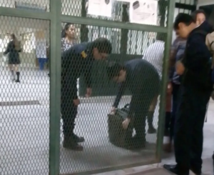 Amenazas de tiroteos: la Policía de Corrientes montó un operativo controlando mochilas en el ingreso a escuelas