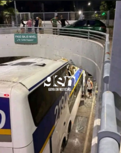 Micro que transportaba a los seguidores del club de fútbol Chaco For Ever se incrustó contra la estructura de un túnel