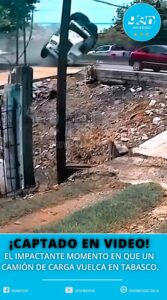 EL IMPACTANTE MOMENTO EN QUE UN CAMIÓN DE CARGA VUELCA EN TABASCO.