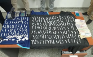 Circulaban ebrios, hacían maniobras peligrosas y los detuvieron con más de 200 dosis de cocaína