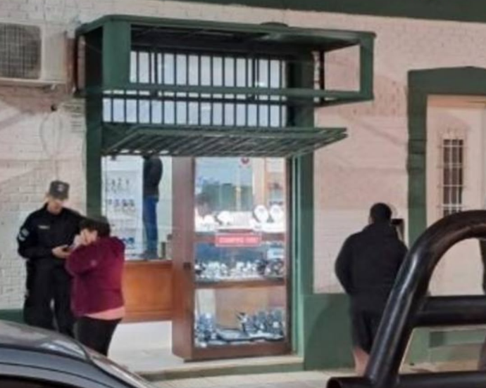 BANDA ARMADA ASALTÓ A UN JOYERO, LO MANIATÓ Y VACIÓ SU NEGOCIO