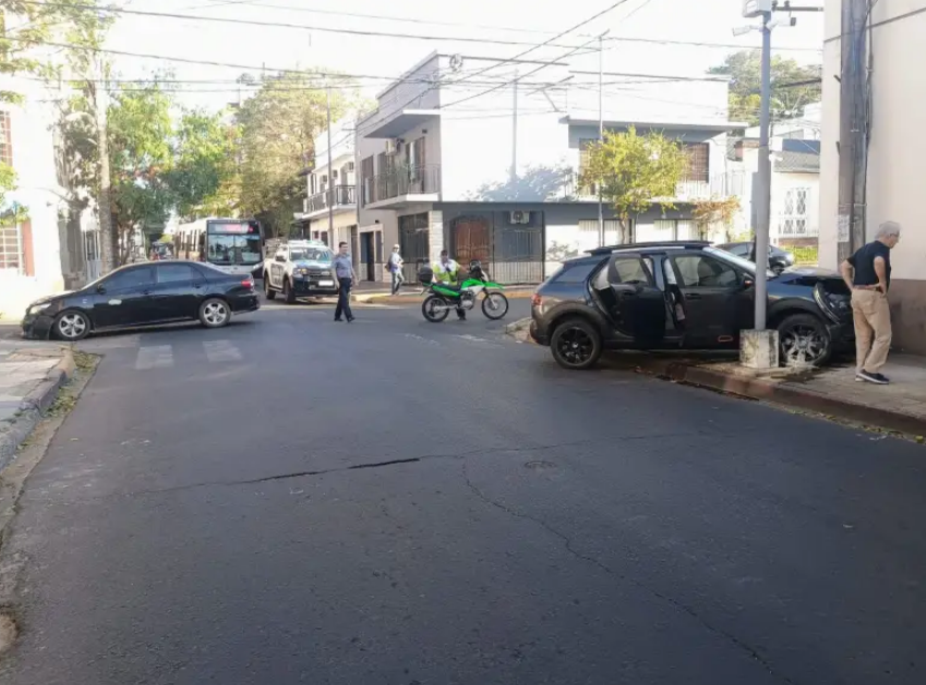 Corrientes: un auto terminó impactando contra una pared en pleno centro